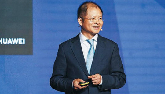지난 6월 27일 중국 상하이 신국제엑스포센터에서 개막한 '모바일월드콩그레스(MWC) 상하이'에서 기조연설하는 에릭 쉬 화웨이 순환 CEO(최고경영자). 화웨이 제공